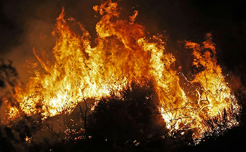 美国洛杉矶山火重燃，26日加州超过十万人紧急疏散