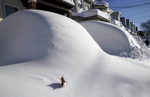 罕见暴风雪，汽车已经被大雪掩盖