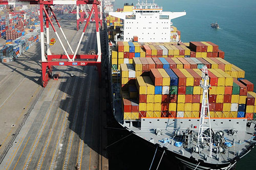 美国海运是通过集装箱船